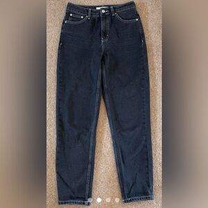 Topshop high waisted black mom jeans with white stitching. Fit between 0-2